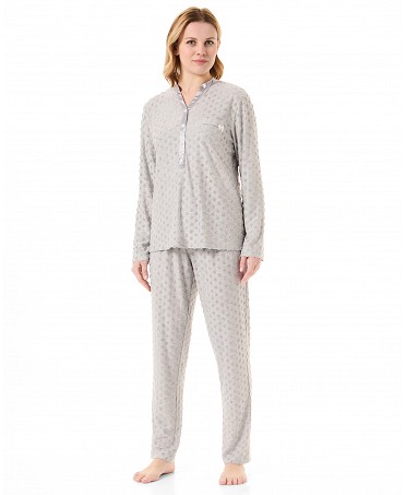 Mujer con pijama largo de invierno de punto a topos y cuello pico