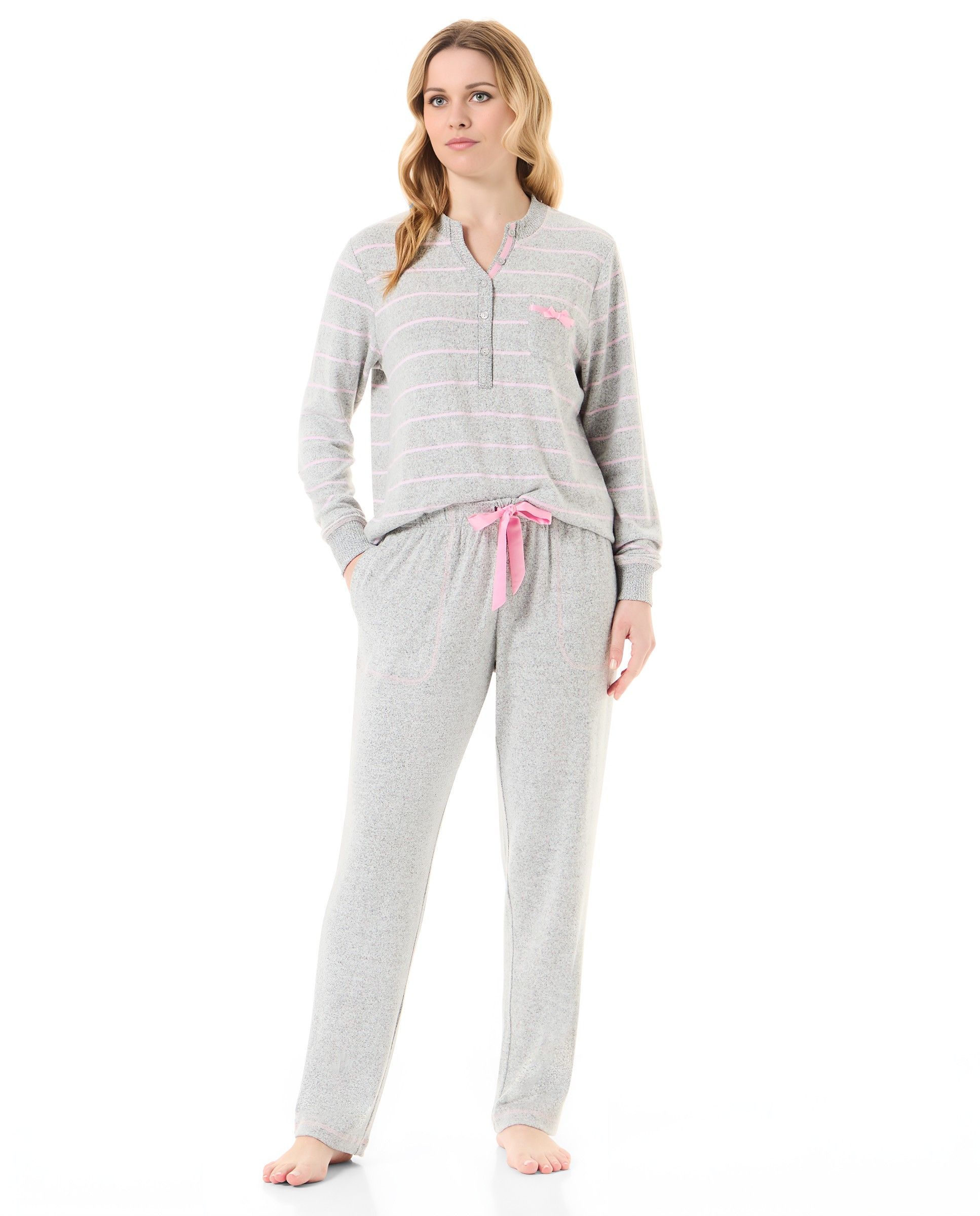 Woman with long-sleeved pink winter pyjamas vigore striped long sleeves