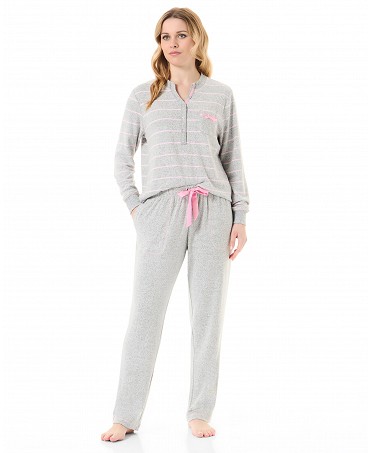 Mujer con pijama largo de invierno rosa vigore rayas manga larga