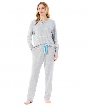 Mujer con pijama largo de invierno celeste vigore rayas manga larga