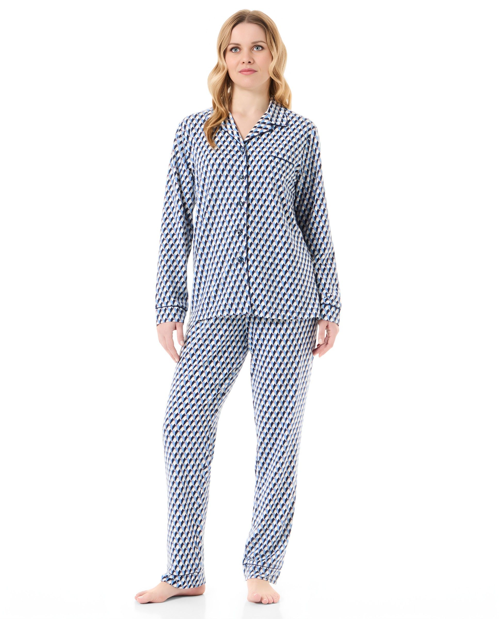 Mujer con pijama largo de invierno abierto con estampado de rombos azules