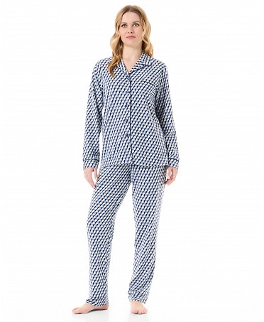 Mujer con pijama largo de invierno abierto con estampado de rombos azules