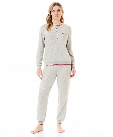Mujer con pijama largo de invierno con chaqueta lisa manga larga, cuello redondo con botones, pantalón largo liso con puños.