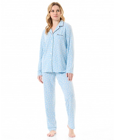 Mujer con pijama largo de invierno, chaqueta manga larga abierto y estampado celeste de margaritas