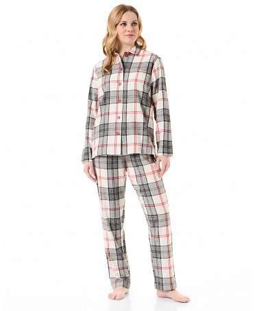 Mujer con pijama largo con chaqueta manga larga abierta con botones, estampado en cuadros, pantalón largo a cuadros.