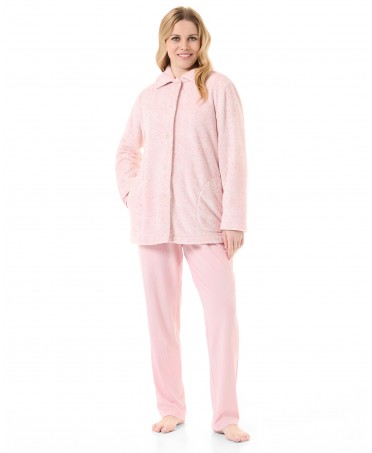 Mujer con bata corta de invierno tejido espiga rosa