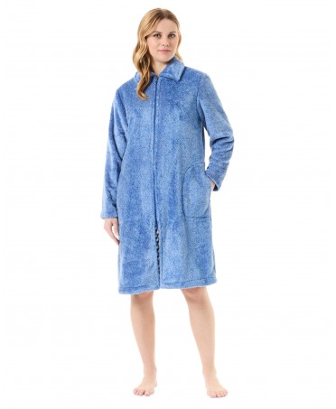 Mujer con bata larga para invierno con bolsillos laterales y cremallera en vigoré azul