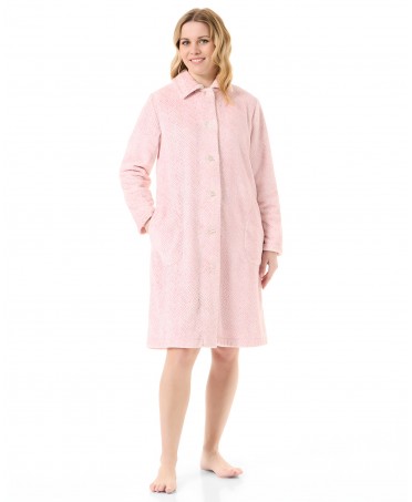 Mujer con bata larga de invierno tejido espiga rosa