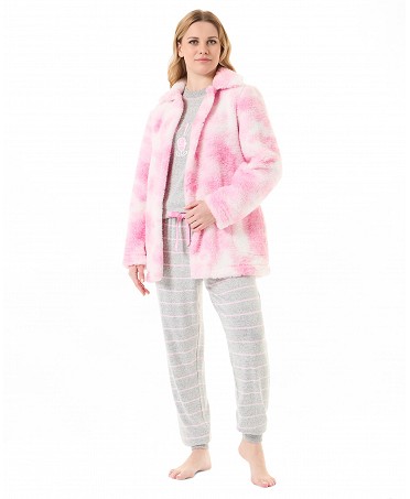Mujer con conjunto tres piezas de borreguillo y pijama rayas rosa para invierno