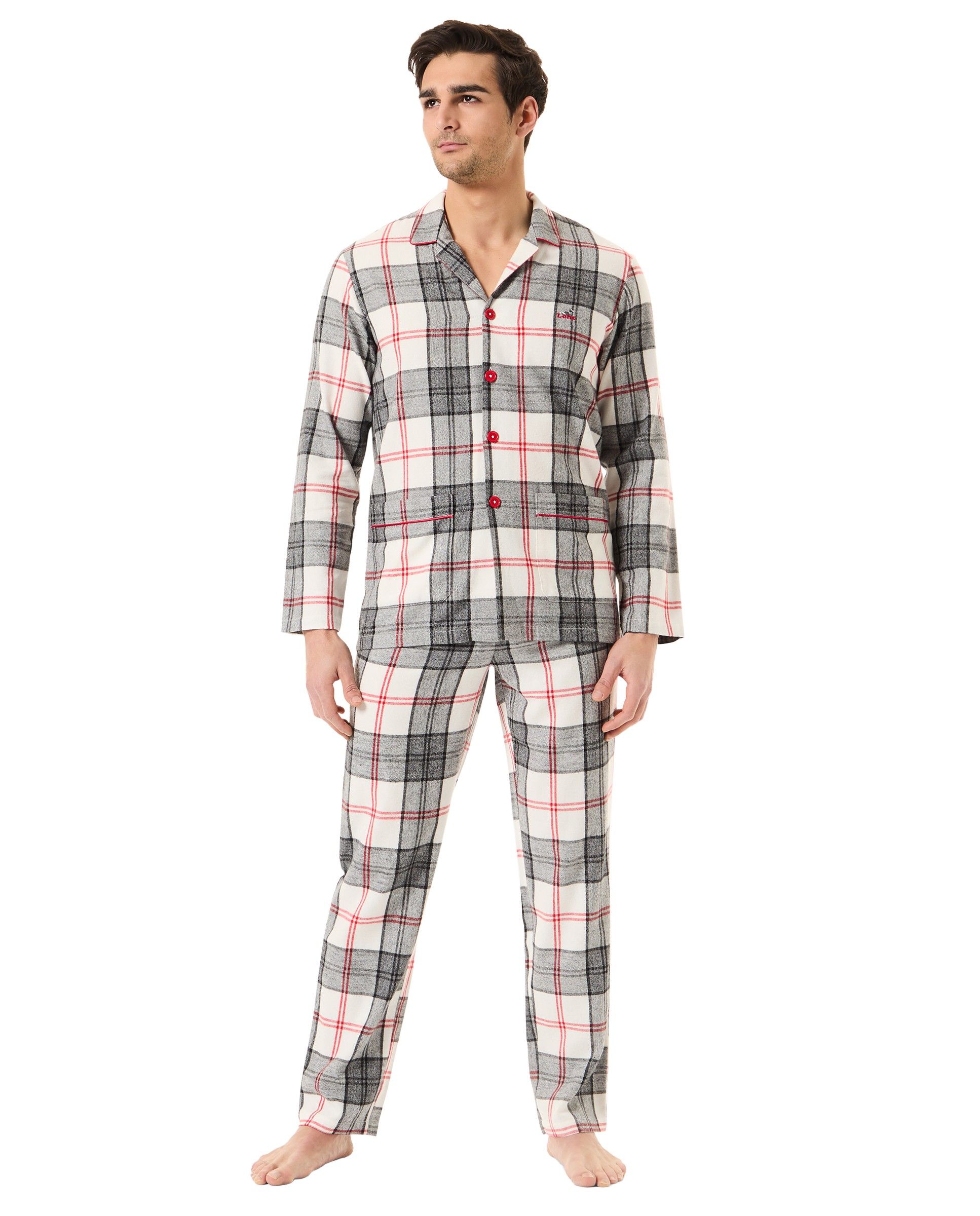 Hombre con pijama de invierno abierto a cuadros