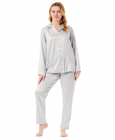 Mujer con pijama largo abierto de raso jacquard