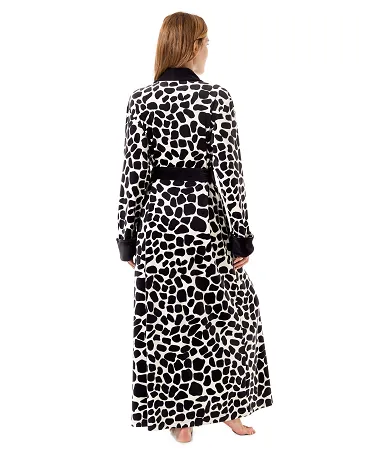 Vista trasera elegante bata larga de mujer animal print blanca y negra para celebraciones