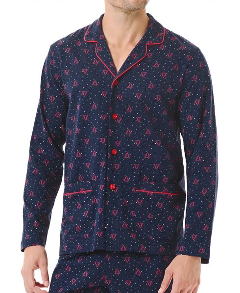 Detalle chaquetilla de pijama abierta con botones rojos y bolsillos con estampado de abetos navideños y vivo rojo a juego