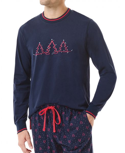 Detalle chaquetilla de pijama navideña de hombre con cuello redondo bordada y puños.