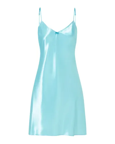 Mujer con camisón corto de tirante fino y cuello pico en color turquesa