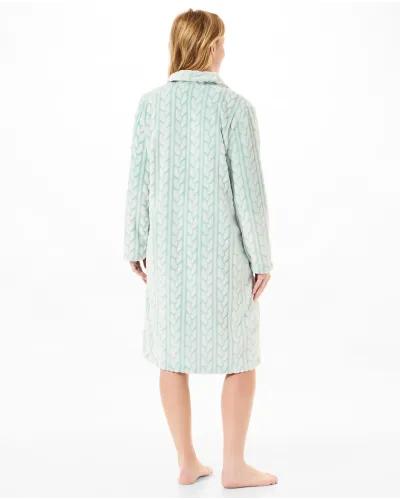 Mujer con bata larga de invierno en jacquard verde trenzado con bolsillos laterales