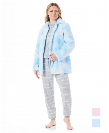 Mujer con conjunto tres piezas celeste de borreguillo y pijama rayas