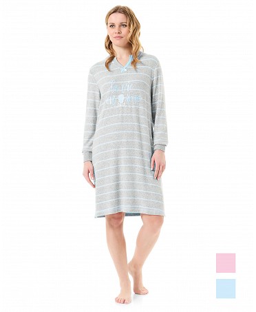 Woman in long-sleeved nightgown with light blue stripes and embroidery vigore