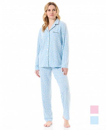 Woman with long winter pyjamas, open long-sleeved jacket and light blue daisy print