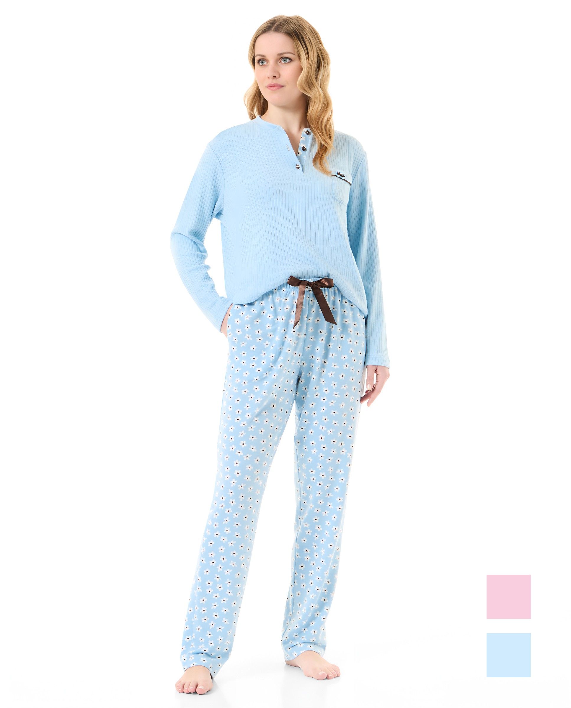 Mujer con pijama de invierno largo celeste mixto margaritas