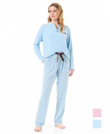 Mujer con pijama de invierno largo celeste mixto margaritas