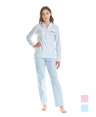 Pijama de mujer con chaqueta de cuello en pico y botones, decorado con elegantes rayas celestes