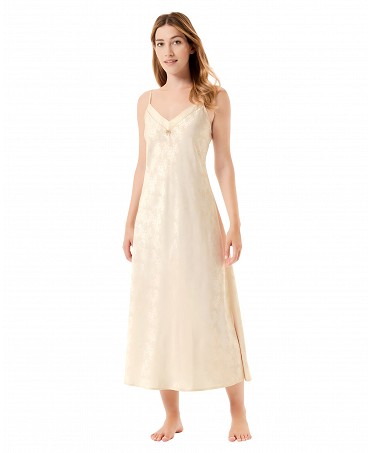 Woman wearing a sensual long strapless nightdress in champagne-coloured jacquard with a V-neckline.