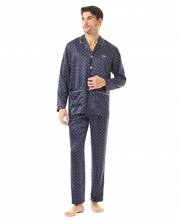 Hombre con pijama navideño de raso azul abierto con bolsillos y estampado de topos