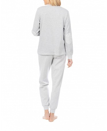 Mujer con pijama de invierno largo de rayas gris