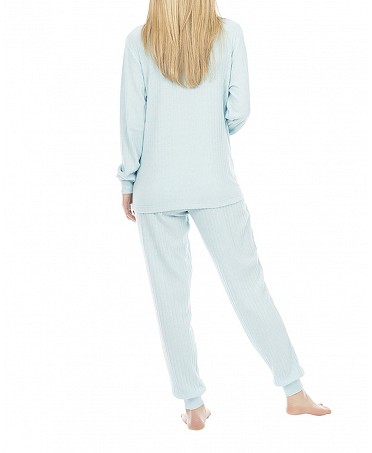 Mujer con pijama largo cerrado de canalé azul