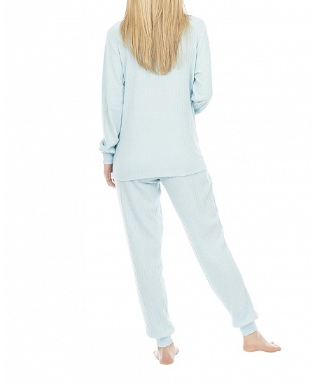 Mujer con pijama largo cerrado de canalé azul