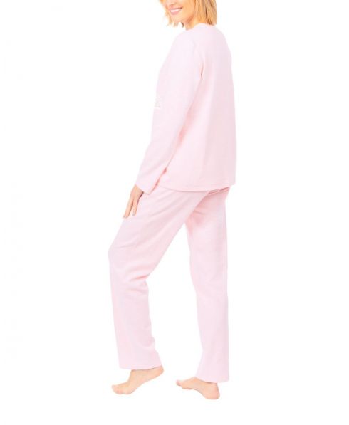 Mujer con pijama lencero largo rosa y puntillas