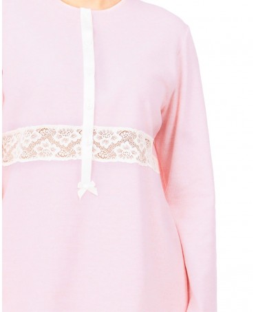 Detalle chaqueta pijama lencero rosa con puntillas
