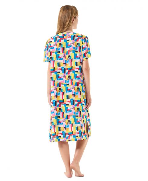 Vista de espaldas de mujer con vestido de playa multicolor de manga corta