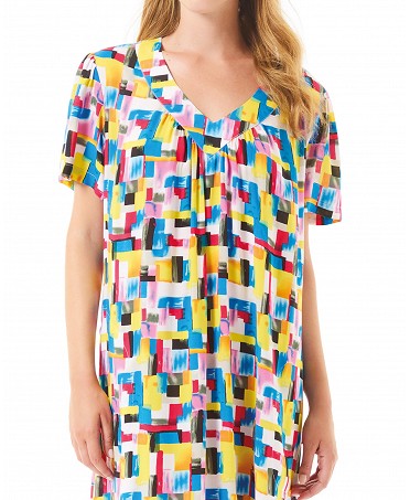 Detail view of the V-neck of the summer beach dress with sleeves and printed colours