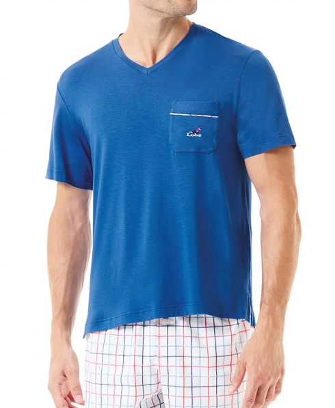 Vista detalle camiseta de pijama para hombre de manga corta para verano en azul con logotipo de Lohe y pantalón corto cuadros