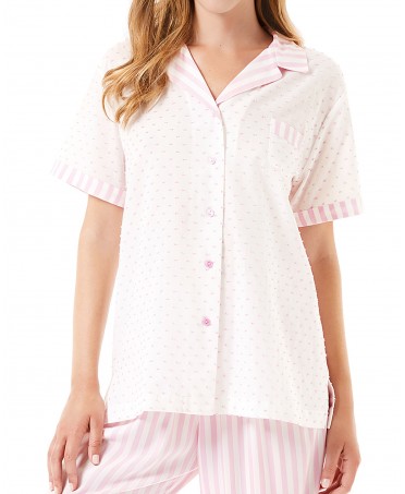 Vista detalle de chaqueta de pijama abierta con botones para mujer en tejido plumeti de rayas blanco y rosa para el verano