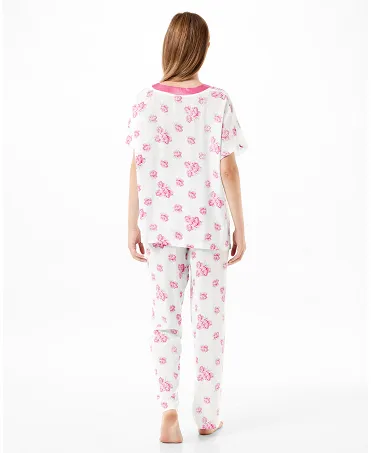 Back view of a woman with long floral pyjamas in fuchsia tone