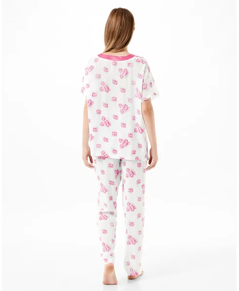 Back view of a woman with long floral pyjamas in fuchsia tone