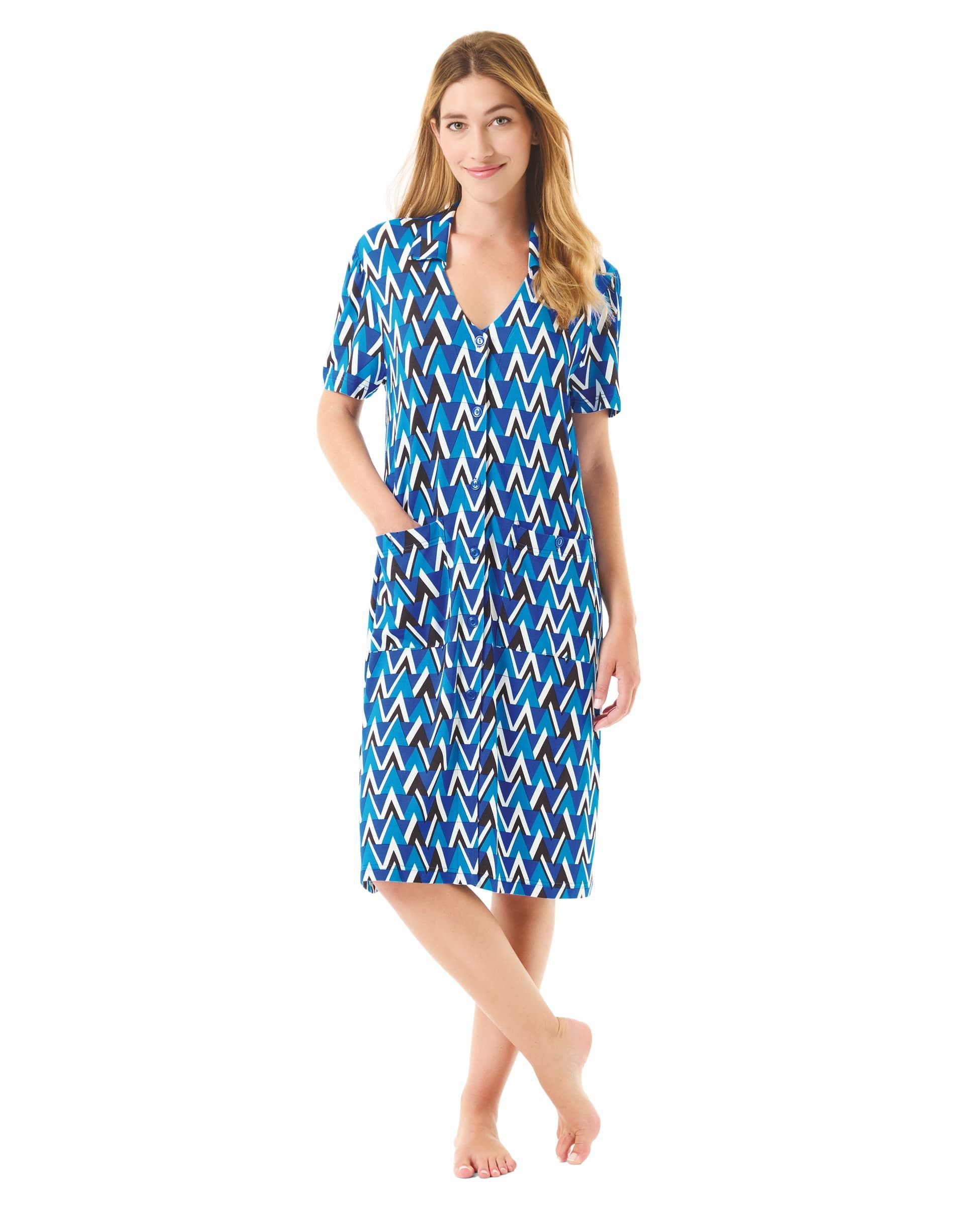 Woman wearing short summer dress with open short sleeves with buttons, geometric print