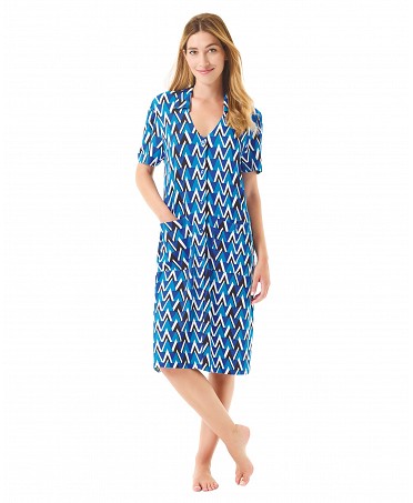 Short women's dress, geometric print, open with buttons, short sleeves, V-neck, and pockets.