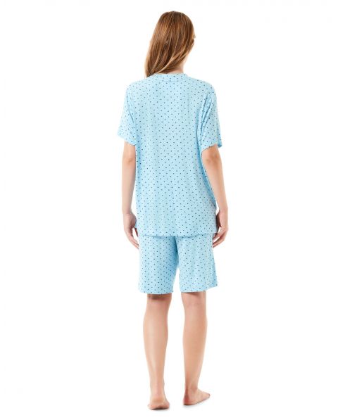 Vista trasera de mujer con pijama corto de verano azul turquesa corazones
