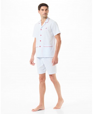 Hombre posa con pijama de verano de chaqueta abierta con botones y manga corta