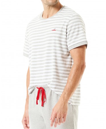 Vista detalle de pijama de verano para hombre con pantalón corto gris y camiseta de rayas y detalles en rojo
