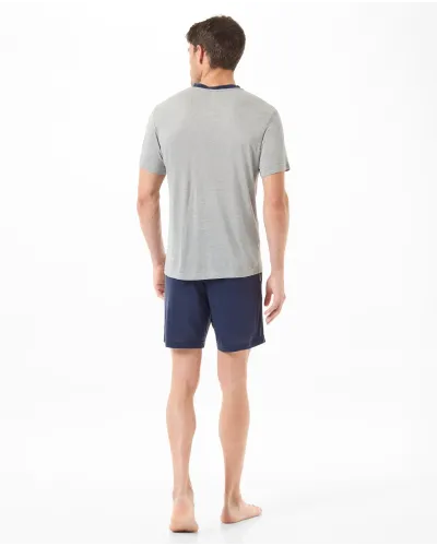Hombre con pijama corto de verano con camiseta de pico gris y pantalón corto marino