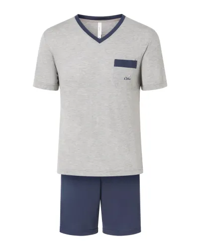 Hombre con pijama corto de verano con camiseta de pico gris y pantalón corto marino