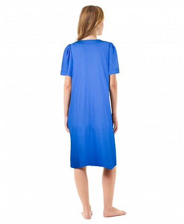 Mujer de espaldas con vestido corto de verano manga corta azul royal