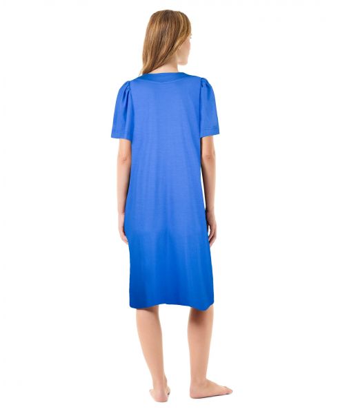 Mujer de espaldas con vestido corto de verano manga corta azul royal