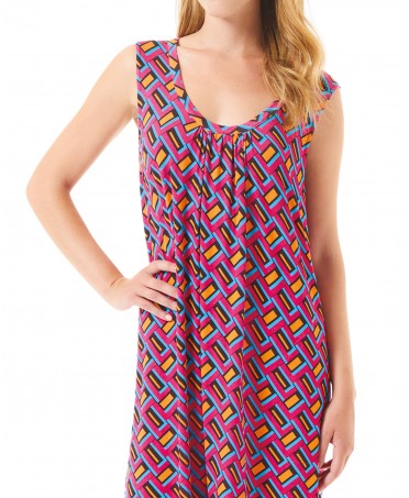 Vista detalle de escote redondo de vestido de verano para mujer motivos geométricos magenta sin mangas