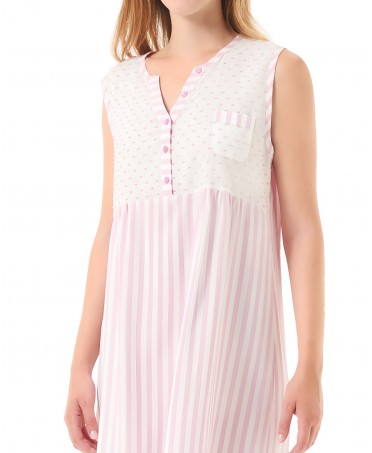 Vista detalle de camisón de verano con escote en v abierto con botones y rallas rosas de plumeti